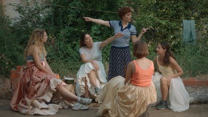 El quinteto protagonista de 'Las chicas están bien', con Itsaso Arana de pie