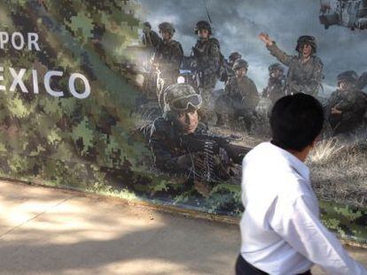 Valla que que rodeaba un monumento a las víctimas del narcotráfico en México.