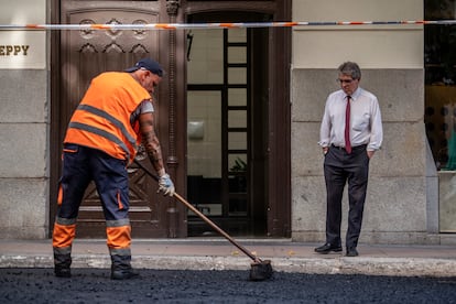 Asfaltado de una calle del centro de Madrid, este viernes.