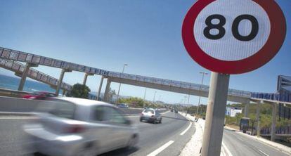 Una señal de tráfico en la A-7, entre Mijas Costa y Marbella