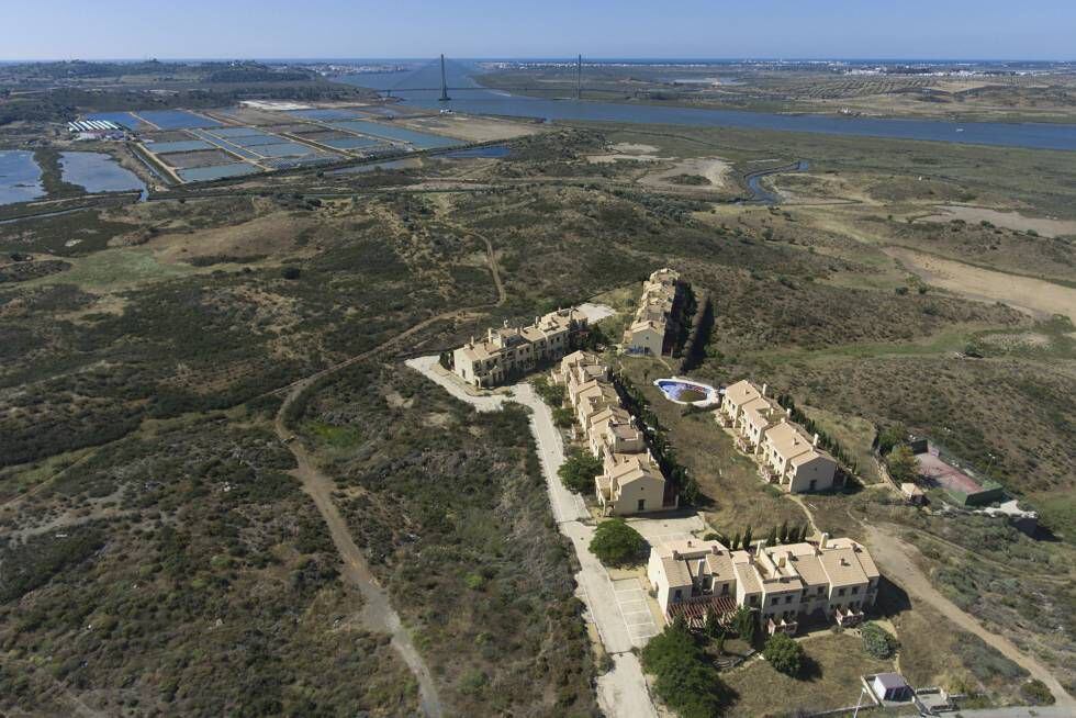 Vista aérea de viviendas construidas y abandonadas en la urbanización Costa Esuri en Ayamonte (Huelva)