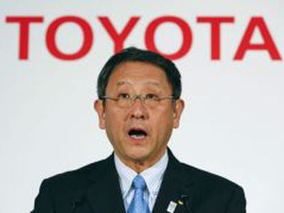 El presidente de Toyota, Akio Toyoda, anuncia los resultados de la compa&ntilde;&iacute;a en Tokio (Jap&oacute;n) hoy, mi&eacute;rcoles 8 de mayo de 2013. El primer fabricante mundial de veh&iacute;culos, Toyota Motor, gan&oacute; 962.100 millones de yenes (7.420 millones de euros) en el ejercicio 2012, un 239 % m&aacute;s que en 2011, gracias a que vendi&oacute; en ese periodo 8,87 millones de coches, un mill&oacute;n y medio m&aacute;s que el a&ntilde;o anterior. EFE/ Kimimasa Mayama