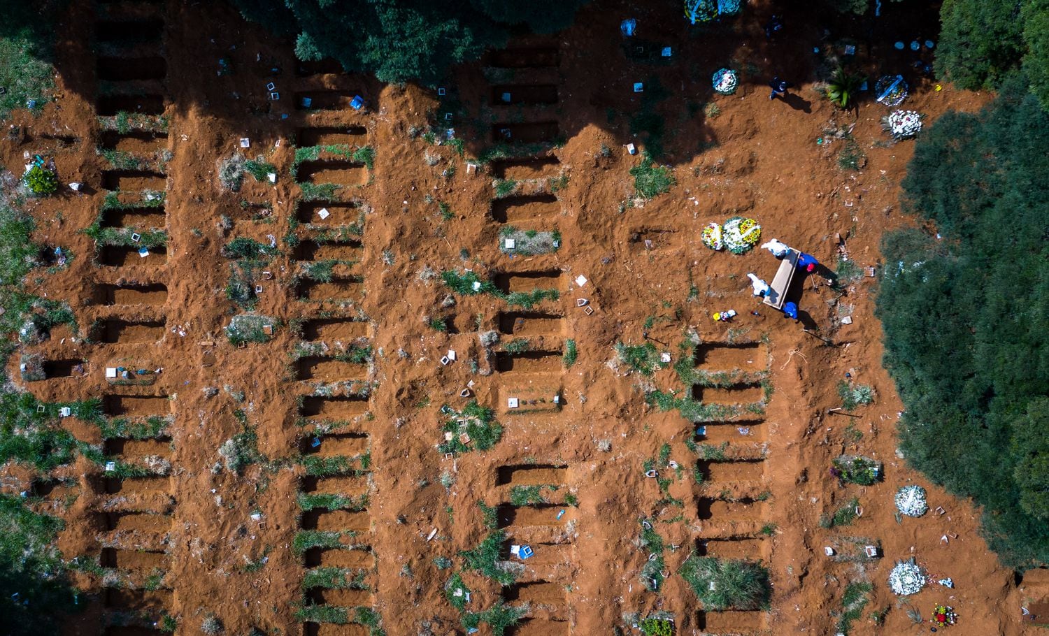 Un entierro el pasado jueves en las nuevas fosas abiertas por la pandemia en el cementerio de Vila Formosa, en São Paulo, el mayor de América Latina.