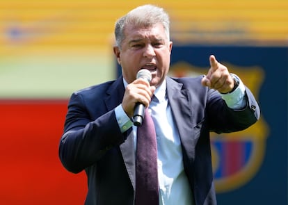 El presidente del FC Barcelona, Joan Laporta, exultante durante la presentación de Robert Lewandowski.