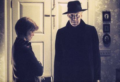 La actriz estadounidense Ellen Burstyn y el actor sueco Max von Sydow en el set de 'El exorcista', basado en la novela de William Peter Blatty y dirigida por William Friedkin.