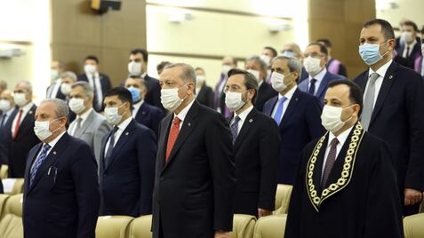 El presidente turco, Recep Tayyip Erdogan (centro), asiste a la jura del cargo de un miembro del Tribunal Constitucional el pasado 9 de junio.