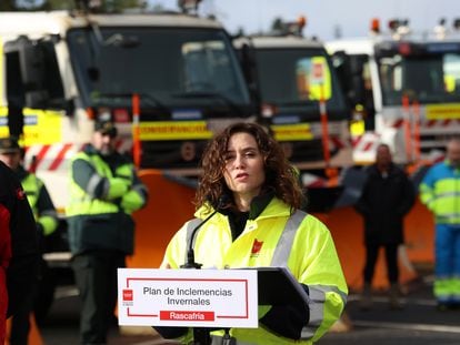 La presidenta de la Comunidad de Madrid, Isabel Díaz Ayuso, presenta el plan de inclemencias invernales en el puerto de Cotos (Madrid), este viernes.