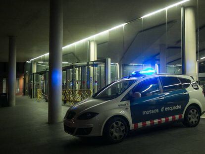 Una patrulla de Mossos custodia el edificio de la Ciutat de la Justicia.