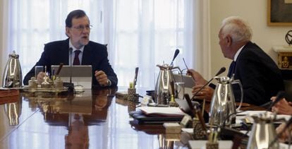 Mariano Rajoy y José Manuel García Margallo durante el Consejo de Ministros.