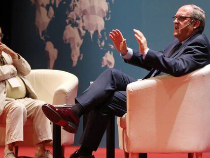 &Aacute;ngel Gabilondo (derecha), junto al periodista Juan Cruz, en C&oacute;rdoba.