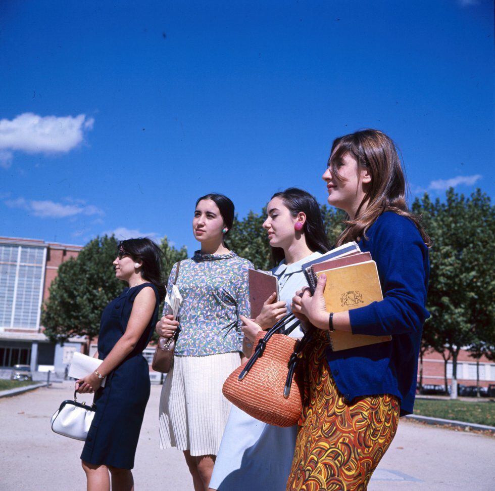Estudiantes en Ciudad Universitaria (Madrid), en 1967.