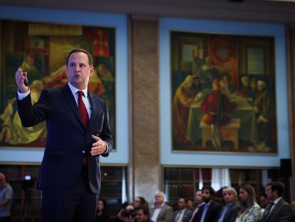 El ministro de Finanzas de Portugal, durante la presentación de los Presupuestos del Estado de 2024 en Lisboa el 10 de octubre.