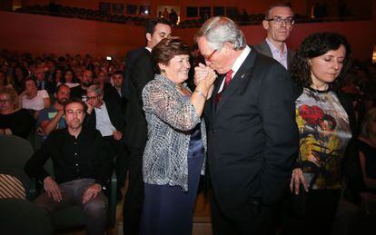 Xavier Trias y Carme Izquierdo, una de las premiadas.