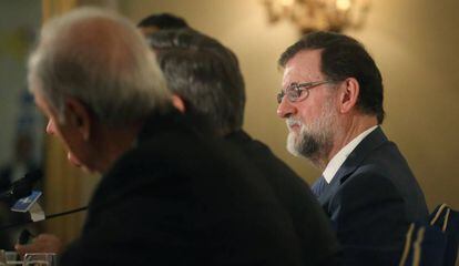 Mariano Rajoy presenta al presidente del PP del Pais Vasco en un desayuno informativo.  