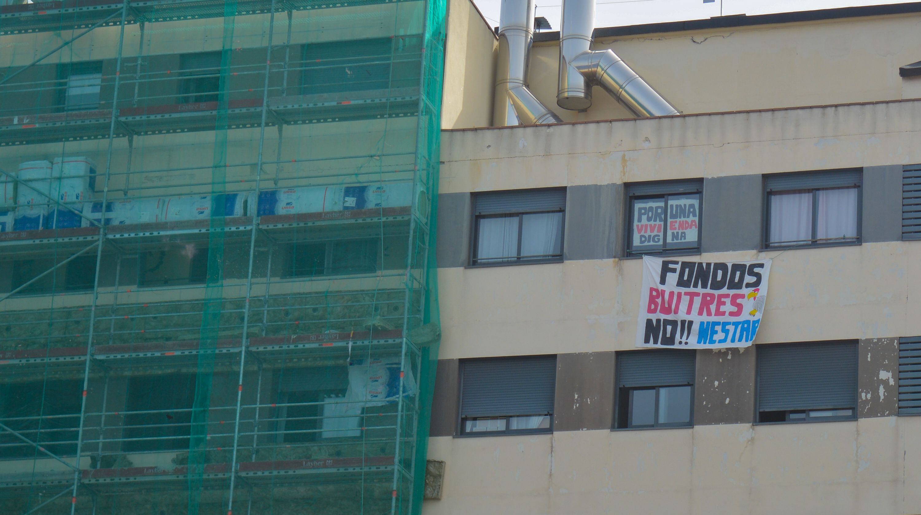 Los vecinos de un bloque en Vallecas señalan a Azora por desatender el mantenimiento del edificio y agregar cláusulas abusivas en los contratos.