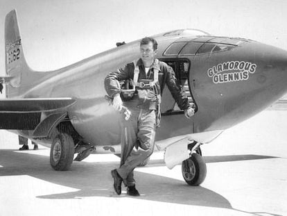 Chuck Yeager apoyado en el X-1 con el que rompió la barrera del sonido en 1947.