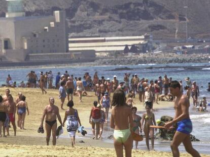 Turistas en la playa de Las Canteras (Gran Canaria)