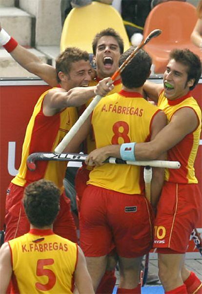 EL equipo español de hockey sobre hierba celebra su victoria ante el combinado de Corea del Sur en el Mundial de Moenchengladbach (Alemania).