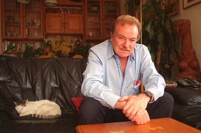 El actor Manuel Gallardo, en su casa, en 2001.
