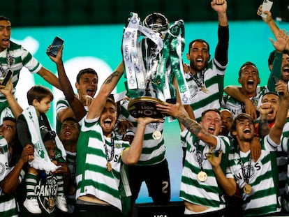 Los jugadores del Sporting levantan la copa, este miércoles, como campeones de la liga portuguesa.