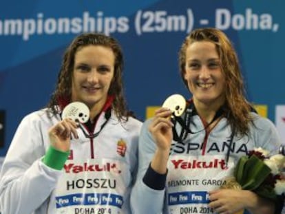 Katinka Hosszu y Mireia Belmonte muestran sus respectivas medallas de plata y oro