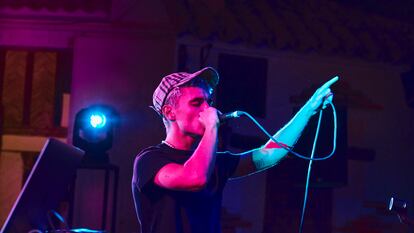 El cantante Sen Senra, uno de los protagonistas de la noche, tira de imaginario subcultural: camiseta negra y gorra con estampado de cuadros. Todo, de Zalando, la plataforma de moda que organizaba la velada.