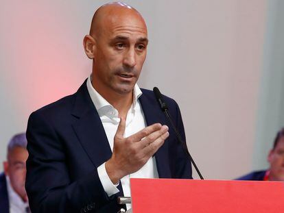 MADRID, 25/08/2023.- El presidente de la Real Federación Española de Fútbol, Luis Rubiales, durante su intervención en la Asamblea General de dicho organismo en la que ha anunciado que no dimitirá de su cargo tras la polémica por el beso que dio a la futbolista Jenni Hermoso al ganar el Mundial femenino, que ha definió como "espontáneo, mutuo, eufórico y consentido" aunque ha pedido disculpas "por el contexto en el que se produjo".. EFE/ RFEF/Eidan Rubio/SOLO USO EDITORIAL/SOLO DISPONIBLE PARA ILUSTRAR LA NOTICIA QUE ACOMPAÑA (CRÉDITO OBLIGATORIO)
