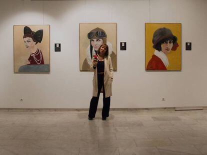 Michèle Carrandié junto a algunas de las obras de 'My Ladies'.