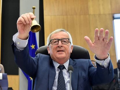 El presidente de la CE, Jean-Claude Juncker, toca la campana de comienzo de reuni&oacute;n. AFP / JOHN THYS