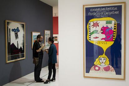 A la derecha, obra de Niki de Saint Phalle en la nueva exposición temporal del Museo Carmen Thyssen de Málaga 'Carteles de artista. De Toulouse-Lautrec a Jeff Koons'.