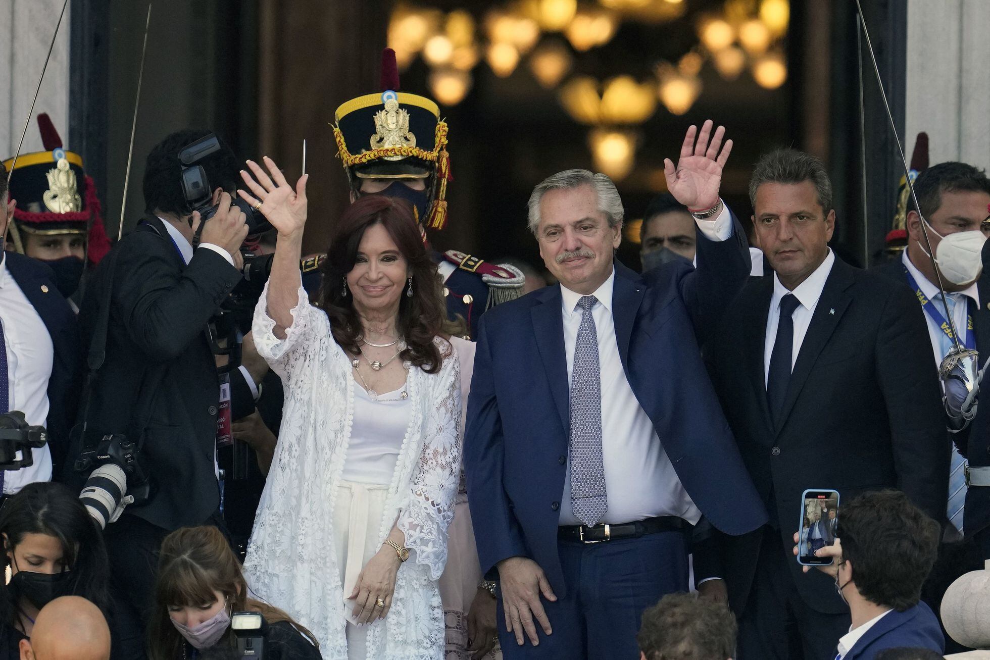 El presidente de Argentina, Alberto Fernández, y su vicepresidenta, Cristina Fernández de Kirchner, saludan tras la apertura de sesiones del Congreso, el 1 de marzo de 2022 en Buenos Aires.