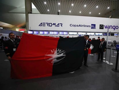 Empleados de Aeromar durante su informe de huelga, este jueves en el Aeropuerto Internacional de la Ciudad de México.