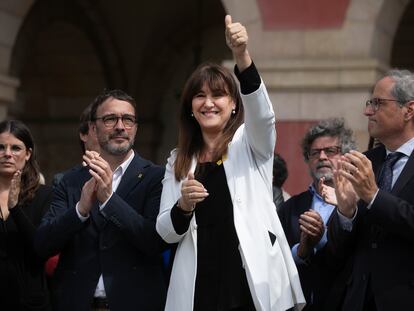 Laura Borràs, rodeada de diputados de Junts en el Parlament, y junto al expresident Quim Torra (der.), el pasado jueves.