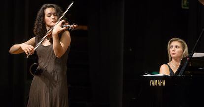 La violinista Alena Baeva y la pianista Elena Kuznetsova