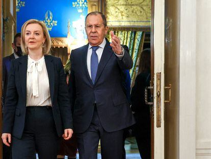 El ministro de Exteriores ruso, Sergei Lavrov, y la ministra británica Elizabeth Truss, el pasado día 10 en Moscú.