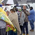 Los clientes esperaron más de una hora bajo la lluvia helada para llenar sus tanques.