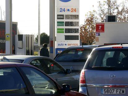 Coches esperando para repostar en un hipermercado de Carabanchel