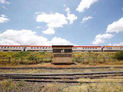 Un tren de pasajeros SGR pasa por la ciudad de Sultan Hamud, Kenia, el 13 de febrero de 2019.