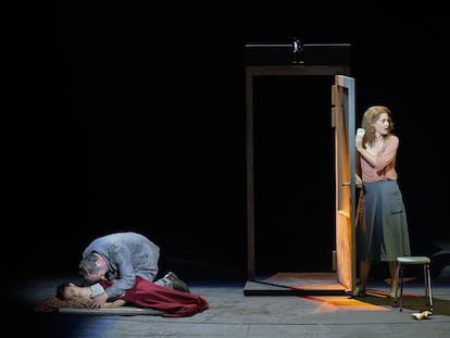 Wozzeck (Christian Gerhaher), agachado junto a su hijo, y Marie (Malin Byström), junto a la puerta.