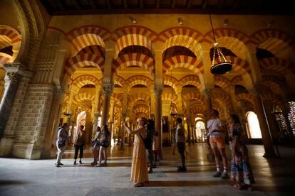 Un grupo de turistas recorre el interior la Mezquita-Catedral de Córdoba, uno de los bienes inmatriculados por la Iglesia.