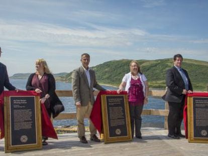 Representantes de las instituciones canadienses posan junto a las placas conmemorativas de la designación de Red Bay como Patrimonio Mundial de la Unesco. 