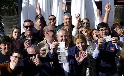 Vecinos de Utrera celebran la fortuna de uno de los premios de la Lotería Nacional.