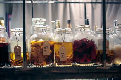 Tarros con salazones, fermentos, encurtidos y aceites para cocinar.