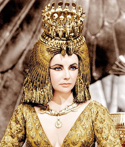 La Cleopatra que interpretó Elizabeth Taylor en 1963 era una especie de estrella del pop que vestía de forma lujosa y extravagante.