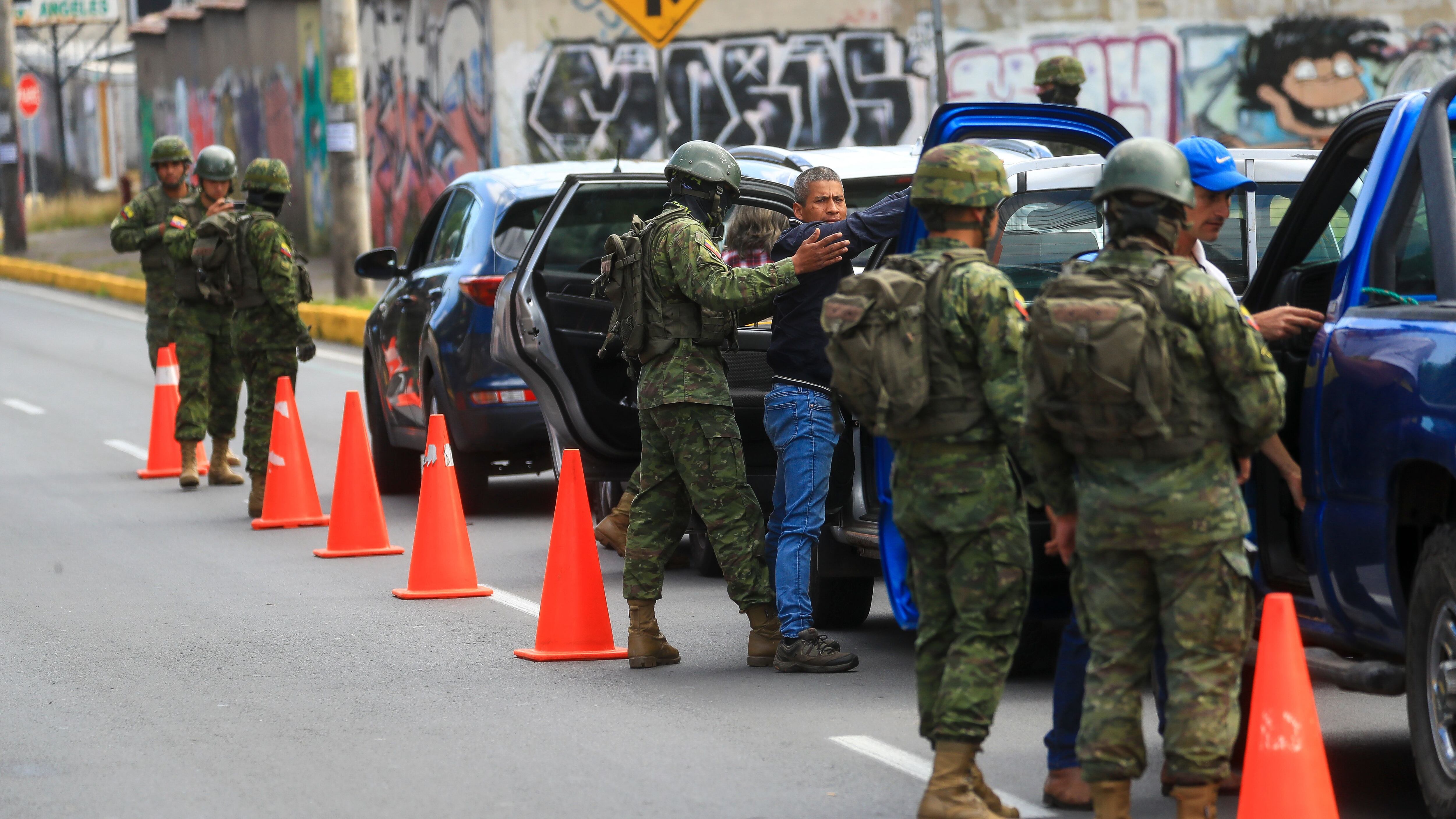 Militares revisan vehículos cumpliendo con el estado de excepción decretado por el presidente de Ecuador, Guillermo Lasso, tras el atentado al candidato a la presidencia Fernando Villavicencio.