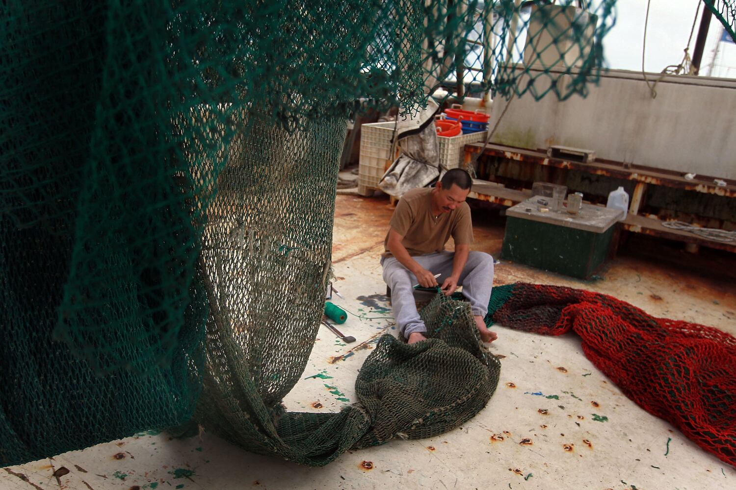 Un pescador en uno de los barcos camaroneros del Golfo de México.