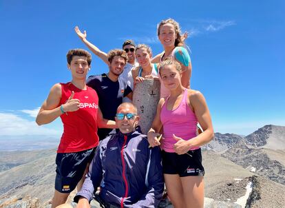 Fred Vergnoux en el centro, rodeado de izquierda a derecha por Alejandro Puebla, Arbidel González, Alberto Martínez, Jimena Pérez, Mireia Belmonte y Anja Crevar, en la cima del cerro Veleta, en Sierra Nevada.
