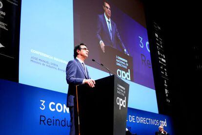 El ministro José Manuel Soria, durante su intervención en el Congreso de la APD, en Bilbao.