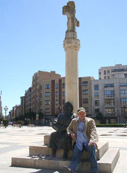 Hape Kerkeling en la Plaza de San Marcos de León junto con a la escultura del peregrino
