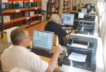 Varios discapacitados digitalizan documentos en las instalaciones de la empresa Usoa en Lutxana.